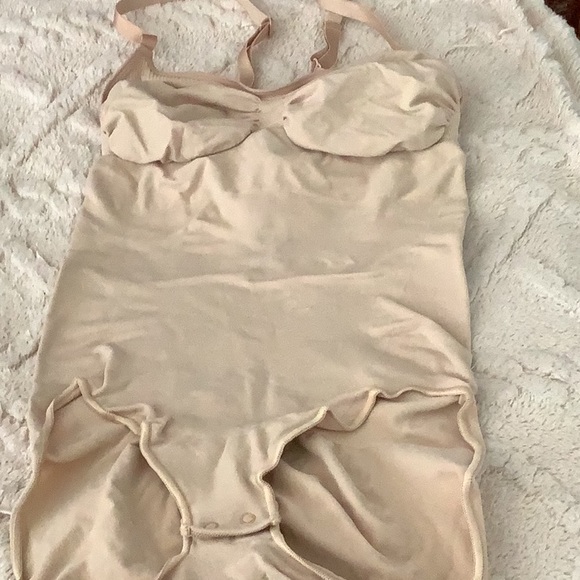 SKIMS Body Suit Brief with Snaps. BRAND NEW Plus Size 4X/5X - Picture 3 of 3